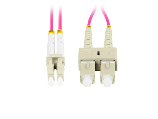 OPTICKÝ PATCHCORD MM LC/UPC-SC/UPC DUPLEX 0,5 M LSZH OM4 50/125 3,0 MM FIALOVÝ
